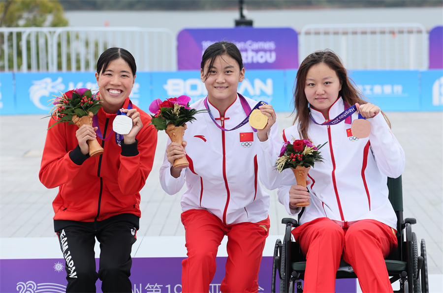 女子游泳比赛中国选手夺金